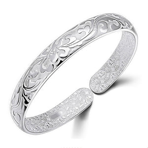 Feminine and Floral Antique-Styled Band for Women